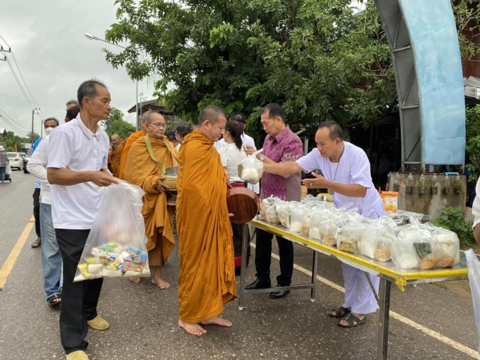 ทำบุญตักบาตถนนสายบุญ